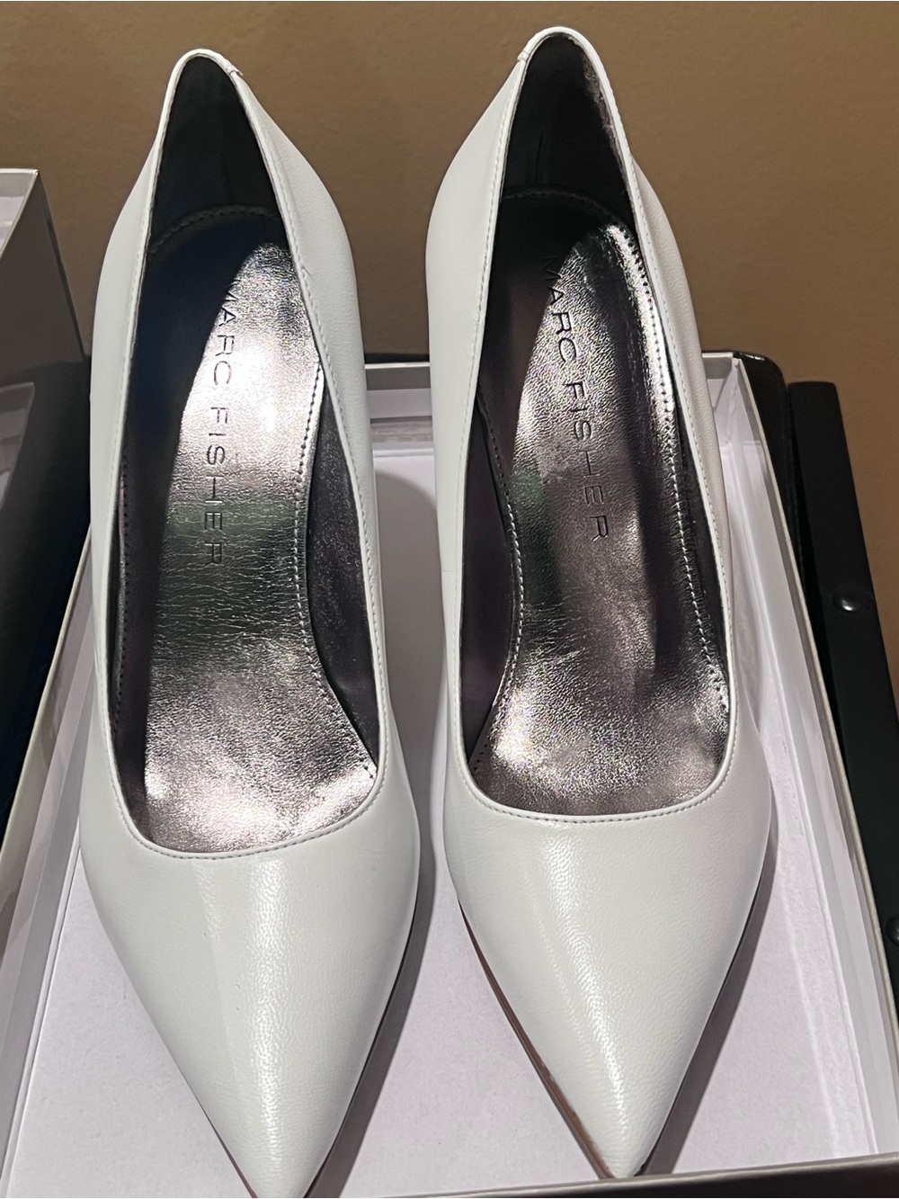 Marc Fisher White Leather Pointed Toe Pumps Size 9 NIB - Picture 4 of 7